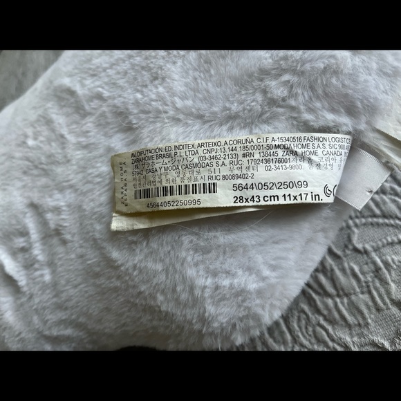 Zara Home kids fur effect cloud-shaped throw pillow. - Picture 3 of 3